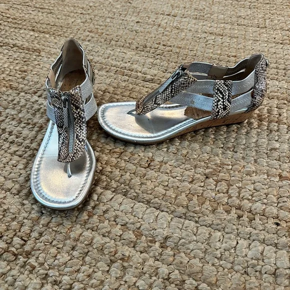 Donald J Pliner Dori Embossed Leather Cork Wedge Thong 8.5 Cork Silver Snakeskin